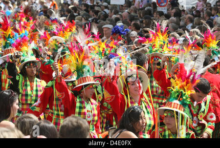 Colori vivaci e in costume rouged ballerini e musicisti provenienti da Bolivia parade presso il Carnevale delle culture di Berlino, Germania, 11 maggio 2008. La sfilata è il momento clou della quattro giorni di carnevale di strada che riunisce alcuni 4.000 partecipanti provenienti da 80 nazioni. Foto: SOEREN STACHE Foto Stock