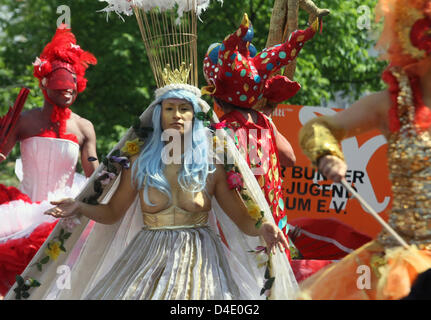 Colori vivaci e in costume rouged ballerine di danza di società 'Dulce Compania' parade presso il Carnevale delle culture di Berlino, Germania, 11 maggio 2008. La sfilata è il momento clou della quattro giorni di carnevale di strada che riunisce alcuni 4.000 partecipanti provenienti da 80 nazioni. Foto: SOEREN STACHE Foto Stock