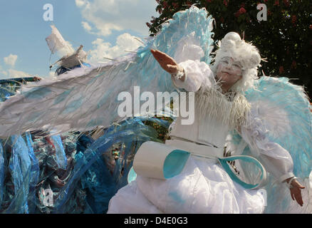 Colori vivaci e in costume rouged ballerine di danza di società 'Dulce Compania' parade presso il Carnevale delle culture di Berlino, Germania, 11 maggio 2008. La sfilata è il momento clou della quattro giorni di carnevale di strada che riunisce alcuni 4.000 partecipanti provenienti da 80 nazioni. Foto: SOEREN STACHE Foto Stock