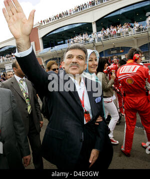 Il Presidente turco Abdullah Guel (C) e sua moglie Hayrinussa Guel (R) nella griglia prima del 2008 di Formula 1 Gran Premio di Turchia a Istanbul Park, il circuito di Istanbul, in Turchia, 11 maggio 2008. Foto: FELIX HEYDER Foto Stock