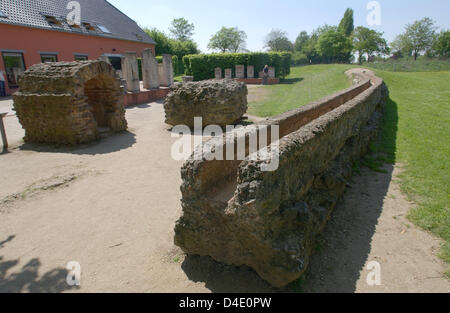 Resti di un acquedotto romano (R) e lapidi di soldati romani (L) catturato al parco archeologico (APX) di Xanten, Germania, 07 maggio 2008. La città romana di APX è stato aperto nel 1977 sui resti dell antica colonia romana Colonia Ulpia Traiana e visualizza l'impressionante abilità architecural della cultura romana in maniera impeccabile con ricostruzioni e origials. Foto: Horst Ossinger Foto Stock