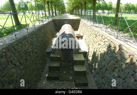 Un antico romano di fognature catturato al parco archeologico (APX) di Xanten, Germania, 07 maggio 2008. La città romana di APX è stato aperto nel 1977 sui resti dell antica colonia romana Colonia Ulpia Traiana e visualizza l'impressionante abilità architecural della cultura romana in maniera impeccabile con ricostruzioni e origials. Foto: Horst Ossinger Foto Stock