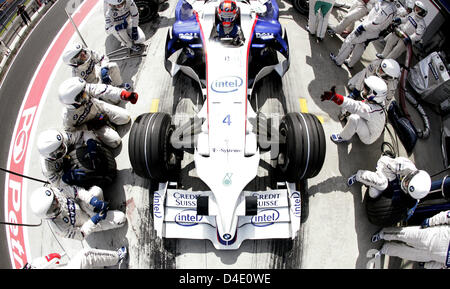 Il polacco pilota di Formula Uno Robert Kubica della BMW Sauber è cancellato da un pit stop nel 2008 di Formula 1 Gran Premio di Turchia a Istanbul Park, il circuito di Istanbul, in Turchia, 11 maggio 2008. Foto: FELIX HEYDER Foto Stock