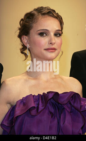 Membro della Giuria e attrice Natalie Portman è raffigurato durante la cerimonia di apertura della 61a Cannes Film Festival presso il Palais des Festivals a Cannes, Francia, 14 maggio 2008. Foto: Hubert Boesl Foto Stock