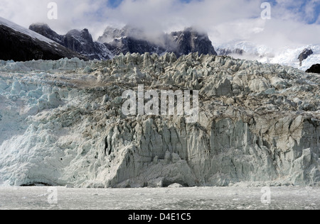 Ghiaccio sporco in fondo il principale ramo occidentale del ghiacciaio Pia cade nel fiordo di Garibaldi fuori dello Stretto di Magellano Foto Stock