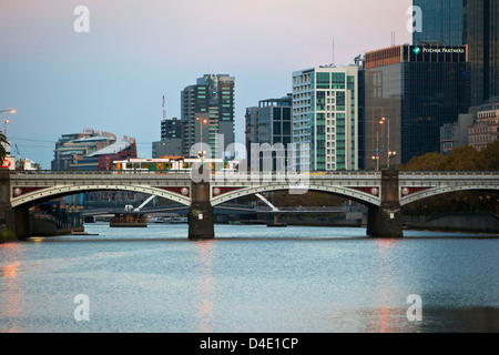 Il tram che attraversano la principessa Ponte sul Fiume Yarra, con lo skyline della città in background. Melbourne, Victoria, Australia Foto Stock
