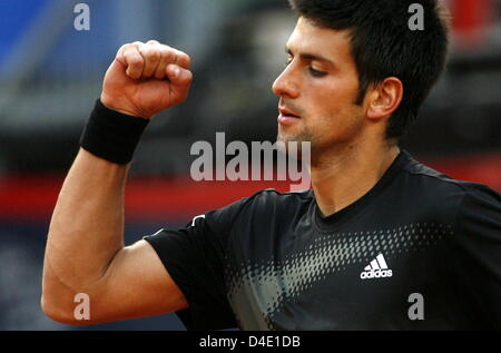 Il serbo Novak Djokovic celebra la sua vittoria sul Chela argentino durante l'ATP Masters Series a Rothenbaum di Amburgo, Germania, 14 maggio 2008. Djokovic ha vinto 6-1 e 6-3. Foto: Maurizio Gambarini Foto Stock