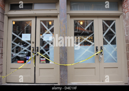 Barbarini Alimentari su Front Street in South Street Seaport chiuso dopo Superstorm Sandy si è impennato passando attraverso il Ott 29, 2012. Foto Stock