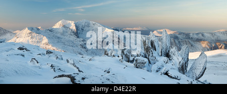 Panoramica Sunrise nevoso di Snowdon, preso da Glyder Fach sul Glyderau Foto Stock