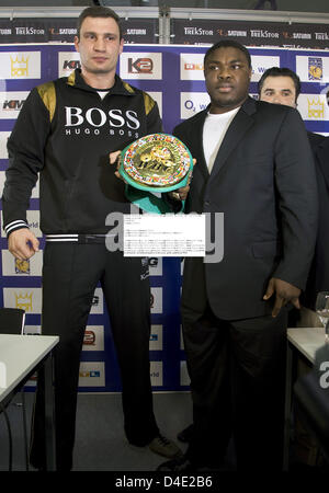 Peso pesante boxer Vitali Klitschko (L) e Samuel Peter posano con il campione del mondo la cinghia durante una conferenza stampa tenutasi a Berlino (Germania), 6 ottobre 2008. Che regna WBC-campione Samuel Peter (Nigeria) e ex il due volte campione del mondo Vitali Klitschko (Ucraina) scatola per il titolo di campione del mondo di 'O2 World Arena di Berlino il 11 ottobre 2008. Foto: ARNO BURGI Foto Stock