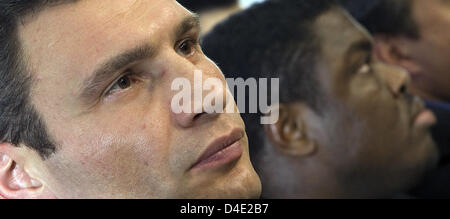 Peso pesante boxer Vitali Klitschko (L) e Samuel Peter visto durante una conferenza stampa tenutasi a Berlino (Germania), 6 ottobre 2008. Che regna WBC-campione Samuel Peter (Nigeria) e ex il due volte campione del mondo Vitali Klitschko (Ucraina) scatola per il titolo di campione del mondo di 'O2 World Arena di Berlino il 11 ottobre 2008. Foto: ARNO BURGI Foto Stock