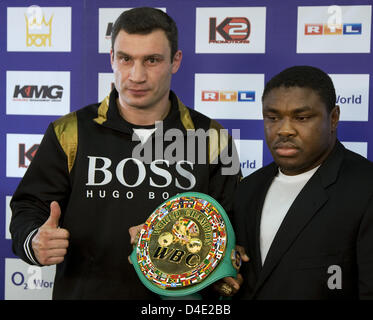Peso pesante boxer Vitali Klitschko (L) e Samuel Peter posano con il campione del mondo la cinghia durante una conferenza stampa tenutasi a Berlino (Germania), 6 ottobre 2008. Che regna WBC-campione Samuel Peter (Nigeria) e ex il due volte campione del mondo Vitali Klitschko (Ucraina) scatola per il titolo di campione del mondo di 'O2 World Arena di Berlino il 11 ottobre 2008. Foto: ARNO BURGI Foto Stock