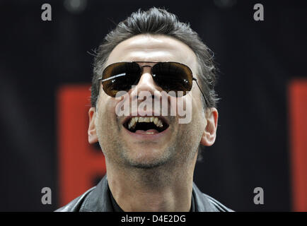 David Gahan, cantante di Depeche Mode, ride circa una domanda presso lo stadio Olympia a Berlino, Germania, 06 ottobre 2008. L'inglese di musica elettronica band ha annunciato le date per il prossimo anno il giro del mondo in presenza di poche centinaia di fan. Foto: RAINER JENSEN Foto Stock