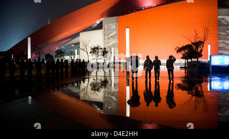 I visitatori di lasciare lo stadio di Nanjing Olympic Sport Center dopo una partita di calcio di Jiangsu Sainty FC. Foto Stock