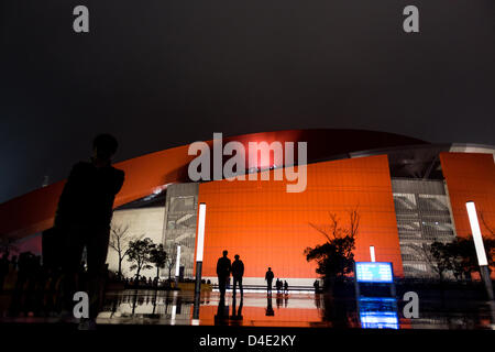 I visitatori di lasciare lo stadio di Nanjing Olympic Sport Center dopo una partita di calcio di Jiangsu Sainty FC. Foto Stock