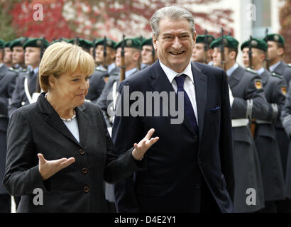 Il cancelliere tedesco Angela Merkel si compiace Primo Ministro albanese Sali Berisha a Berlino, Germania, 08 ottobre 2008. L'ospite dall'Albania dovrà rimanere in Germania per due giorni. Foto: Wolfgang Kumm Foto Stock