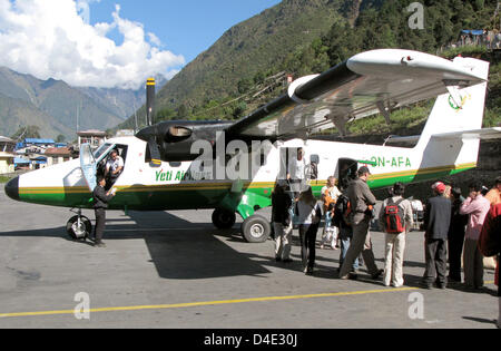 (FILE) - Il file immagine datata ottobre 2007 mostra i turisti dello sbarco di un aeromobile del tipo Twin Otter della Yetio le compagnie aeree dopo il suo arrivo sulla pista dell'aeroporto Lukla in Nepal. Un elica piano dello stesso tipo si è schiantato al Tenzing-Hillary-Airport in Himalaya in 3.000 metri di altezza su 08 Ottobre 2008. 18 persone sono morte in un incidente, tra di loro vi erano 12 Tedeschi. Th Foto Stock