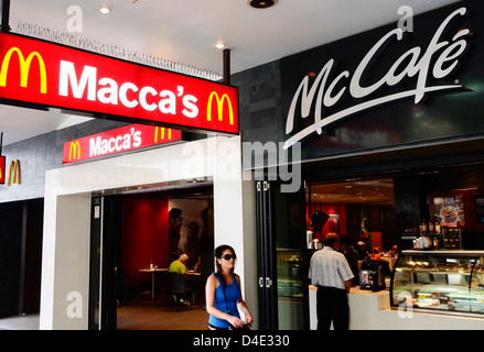 Mcdonalds macca e mccafe segno da asporto Melbourne Victoria Australia Foto Stock