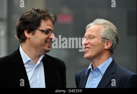 CEO di low-budget " Compagnia aerea Easyjet' di Andy Harrison (R) e il nuovo CEO di 'Easyjet" in Germania Thomas Haagensen sono illustrati prima di una conferenza stampa a Berlino, Germania, 09 ottobre 2008. Il 36-anno-vecchio Dane porterà la società in Germania a partire da adesso. Foto: Gero Breloer Foto Stock