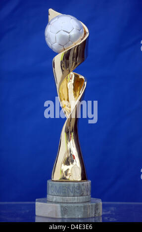 Il vincitore del trofeo FIFA Coppa del Mondo femminile è raffigurato durante il 'DFB fino vicino' dell'evento di calcio tedesco DFB Associazione per la LTU Arena a Duesseldorf in Germania, 07 ottobre 2008. Foto: Federico Gambarini Foto Stock