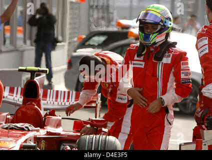 Il brasiliano pilota di Formula Uno alla Ferrari di Felipe Massa passeggiate attraverso il parc ferme dopo clock il quinto miglior tempo nella sessione di qualifica al Fuji Speedway racing circuito vicino Gotemba, Giappone, 11 ottobre 2008. Hamilton cadenzato il tempo più veloce, Raikkonen è secondo e Kovalainen terzo. Il Gran Premio del Giappone si terrà il 12 ottobre. Foto: Jens BUETTNER Foto Stock