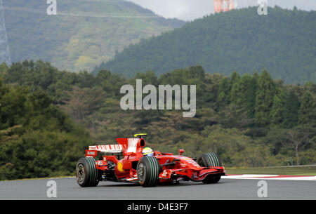 Il brasiliano pilota di Formula Uno alla Ferrari di Felipe Massa manzi la sua auto attraverso una svolta durante la sessione di qualifiche al Fuji Speedway racing circuito vicino Gotemba, Giappone, 11 ottobre 2008. Il Gran Premio del Giappone si terrà il 12 ottobre. Foto: Jens BUETTNER Foto Stock