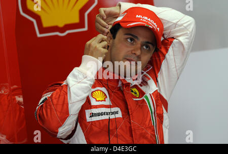 Il brasiliano pilota di Formula Uno alla Ferrari di Felipe Massa si affaccia sullo schermo durante la terza sessione di prove libere al Fuji Speedway racing circuito vicino Gotemba, Giappone, 11 ottobre 2008. Il Gran Premio del Giappone si terrà il 12 ottobre. Foto: Jens BUETTNER Foto Stock