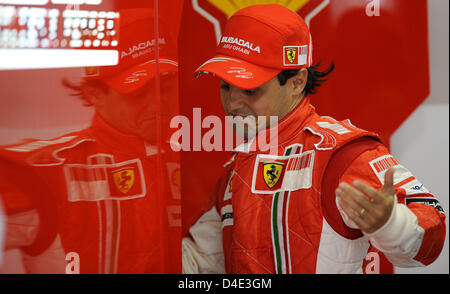 Il brasiliano pilota di Formula Uno alla Ferrari di Felipe Massa gesti durante la terza sessione di prove libere al Fuji Speedway racing circuito vicino Gotemba, Giappone, 11 ottobre 2008. Il Gran Premio del Giappone si terrà il 12 ottobre. Foto: Jens BUETTNER Foto Stock