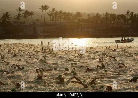 Oltre 1.800 partecipanti prendono su Ironman Triathlon World Championship a DIg-me-spiaggia di Kailu-Kona, Hawaii, USA, 11 ottobre 2008. Gli atleti devono prevalere su 3,8 chilometri di nuoto, 180 chilometri in bicicletta e una maratona. Foto: THOMAS FREY Foto Stock