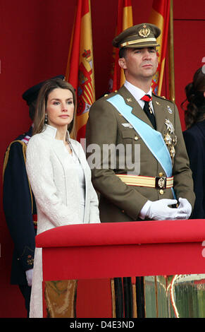 La Spagna è la principessa Letizia (L) e il Principe ereditario Felipe frequentare la parata militare svoltasi in occasioni di Spagna della Giornata Nazionale su Castellana street nel centro della città di Madrid, Spagna, 12 ottobre 2008. Foto: Albert Nieboer (PAESI BASSI) Foto Stock