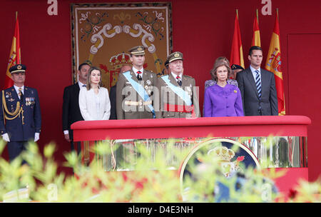 Spagna la Famiglia Reale con la principessa Letizia (FRONT L-R), Principe Felipe, Re Juan Carlos e la Regina Sofia e Inaki Urdangarin frequentare la parata militare svoltasi in occasioni di Spagna della Giornata Nazionale su Castellana street nel centro della città di Madrid, Spagna, 12 ottobre 2008. Foto: Albert Nieboer (PAESI BASSI) Foto Stock