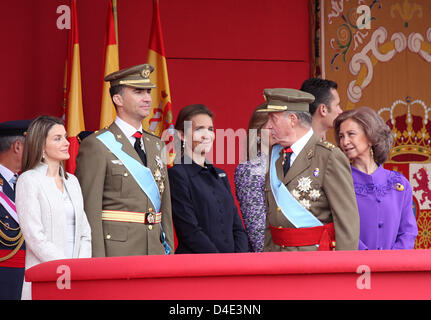 Spagna la Famiglia Reale con la principessa Letizia (L-R), Principe Felipe, Principessa Elena, Principessa Cristina (nascosto), Re Juan Carlos e la regina Sofia frequentare la parata militare svoltasi in occasioni di Spagna della Giornata Nazionale su Castellana street nel centro della città di Madrid, Spagna, 12 ottobre 2008. Foto: Albert Nieboer (PAESI BASSI) Foto Stock