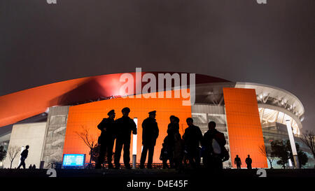 I visitatori di lasciare lo stadio di Nanjing Olympic Sport Center dopo una partita di calcio di Jiangsu Sainty FC. Foto Stock