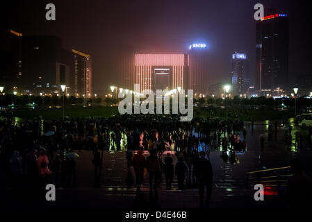 I visitatori di lasciare lo stadio di Nanjing Olympic Sport Center dopo una partita di calcio di Jiangsu Sainty FC. Foto Stock