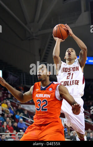 Nov. 21, 2012 - Chestnut Hill, Massachusetts, Stati Uniti - FILE FOTO - Boston College Eagles guard Olivier Hanlan (21) è stato chiamato il 2012-2013 Atlantic Coast Conference Freshman dell'anno. Nella foto - Novembre 21, 2012: Boston College Eagles guard Olivier Hanlan (21) spara su Auburn Tigers guard Noel Johnson (32) durante la prima metà del NCAA pallacanestro tra il Boston College Eagles e Auburn Tigers al Conte Forum in Chestnut Hill, Massachusetts. Anthony Nesmith/CSM Foto Stock