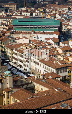 La vista sui tetti di Firenze, Italia, dal Duomo. Il tetto verde del Mercato Centrale spicca. Foto Stock