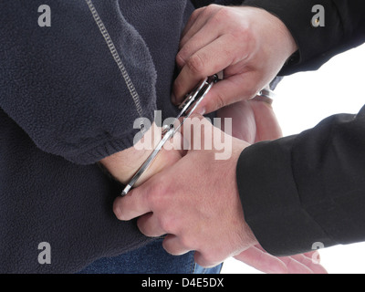 Vista dettagliata del poliziotto le mani dell uomo handcuffing Foto Stock