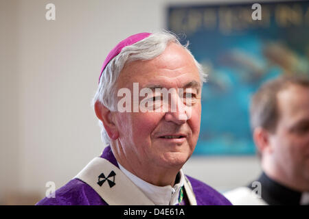 Londra, Regno Unito. Marzo 12, 2013. Mons. Vincent Nichols, il capo della Chiesa Cattolica in Inghilterra e nel Galles, visitato oggi San Giuseppe Scuola elementare cattolica in Highgate Hill, Londra. Il giorno che i Cardinali a Roma erano il voto per un nuovo Papa, egli stava aprendo e la benedizione di una nuova cappella e biblioteca presso la scuola. Credito: David Levenson / Alamy Live News Foto Stock