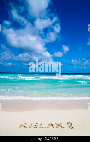 Parola Rilassatevi sulla spiaggia di sabbia Foto Stock