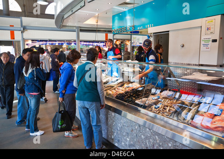 Piatti a base di frutti di mare freschi per la vendita nel mercato Queen Victoria. Melbourne, Victoria, Australia Foto Stock