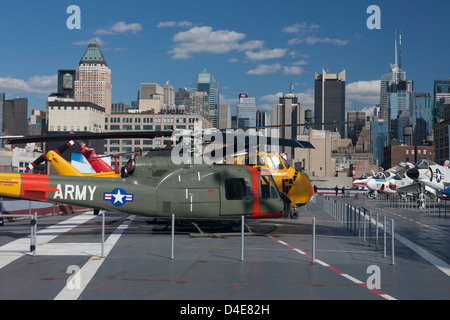 Elicotteri sul ponte di volo della Intrepid Sea Air & Space Museum MANHATTAN NEW YORK CITY USA Foto Stock