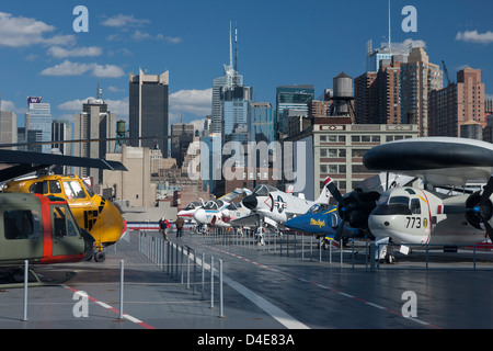 Elicotteri sul ponte di volo della Intrepid Sea Air & Space Museum MANHATTAN NEW YORK CITY USA Foto Stock