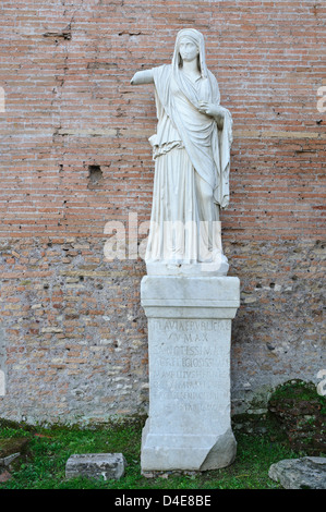 Le rovine di Forò Romano o Foro Romano il cuore dell'Impero Romano ora un attrazione turistica in Roma moderna la capitale d'Italia Foto Stock