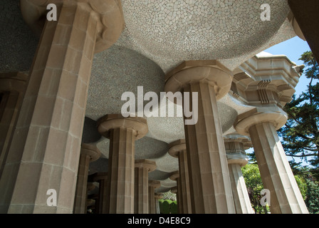 Dettaglio delle colonne di supporto della terrazza a Gaudi Parc Guell a Barcellona, Spagna Foto Stock