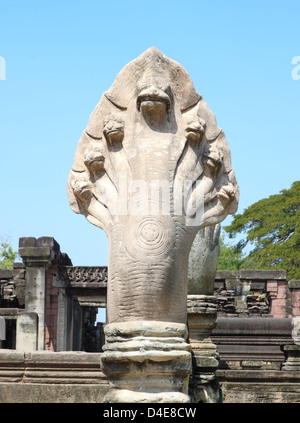 Re di Nagas accanto in scaletta Phimai parco storico, Thailandia Foto Stock