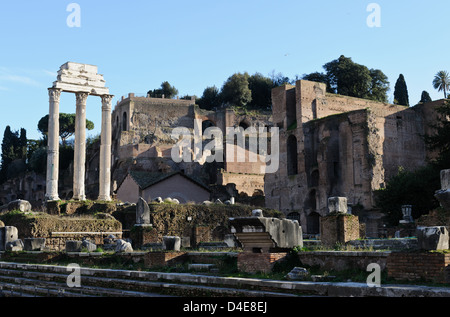 Le rovine di Forò Romano o Foro Romano il cuore dell'Impero Romano ora un attrazione turistica in Roma moderna la capitale d'Italia Foto Stock