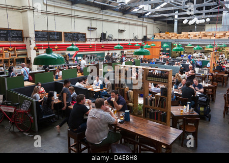 Le persone in un momento di relax a poco creature sala da pranzo su Brunswick Street. Fitzroy, Melbourne, Victoria, Australia Foto Stock