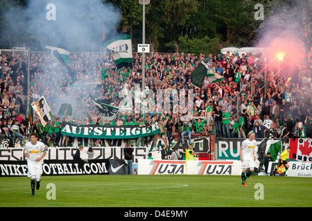 Muenster, Germania, Ultra tifosi celebrano il loro team Preussen Muenster. Foto Stock