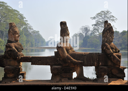 Ponte in pietra con sculture vicino al cancello sud di Angkor Thom, Cambogia Foto Stock