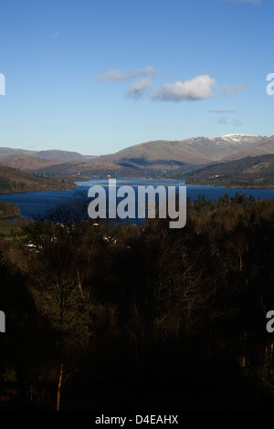 Il Fairfield Horseshoe visto dal Lindeth cadde sopra Bowness Windermere con Windermere in primo piano Lake District Cumbria Inghilterra England Foto Stock